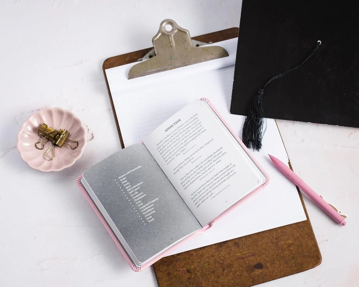 God's Promises for Graduates: Class of 2025 - Pink - Robert's-HARPER COLLINS CHRISTIAN-Robert's