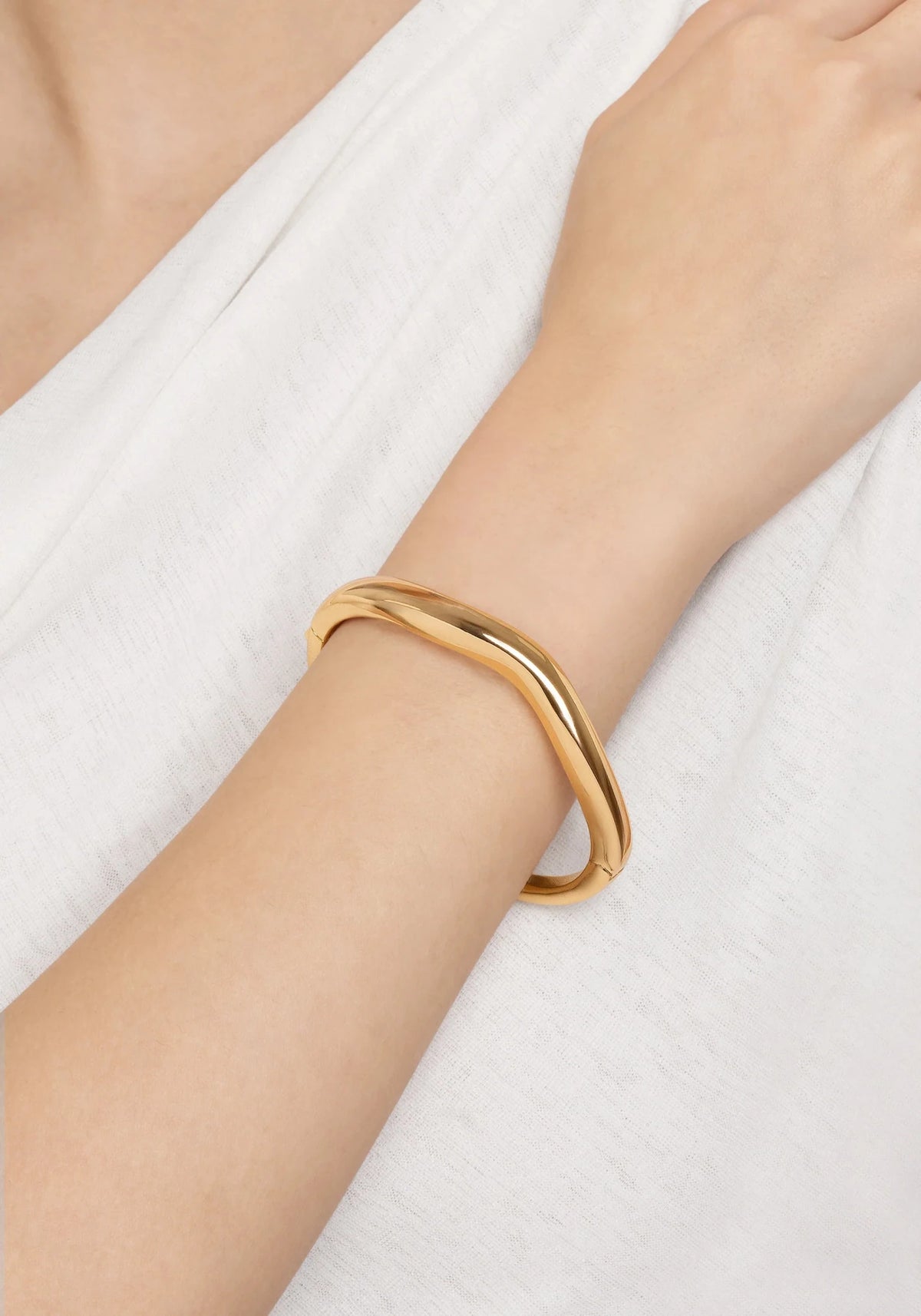 Anabel Aram-River Slim Hinged Bangle, Gold - Robert's